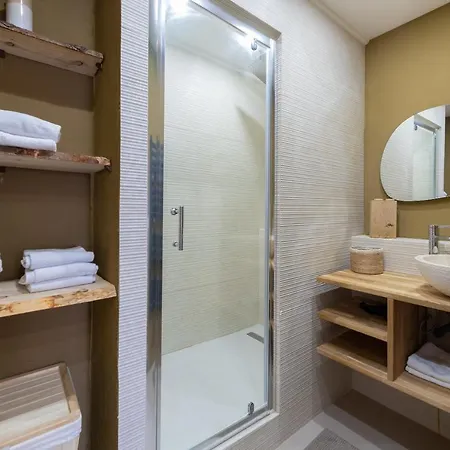 Beautiful 7p Center 250m Apartment