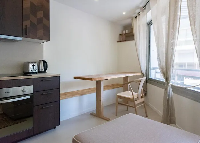 Beautiful 7p Center 250m דירה *